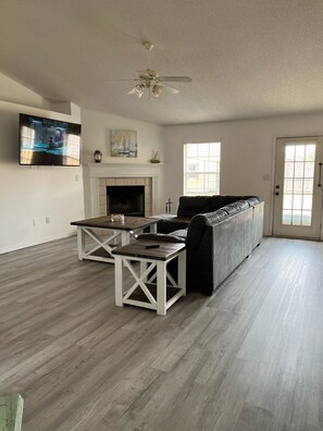 Living area - SeaSide ReTreat~ 2.9 miles to Navarre Beach (Navarre)