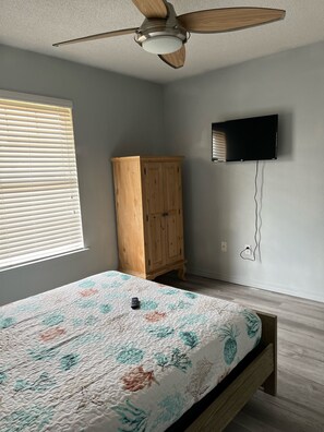 Room - SeaSide ReTreat~ 2.9 miles to Navarre Beach (Navarre)