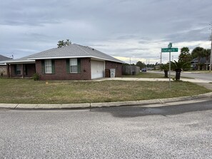 Property grounds - SeaSide ReTreat~ 2.9 miles to Navarre Beach (Navarre)