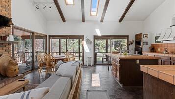 Televisor intel·ligent, llar de foc i llibres