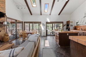Smart TV, chimenea y libros