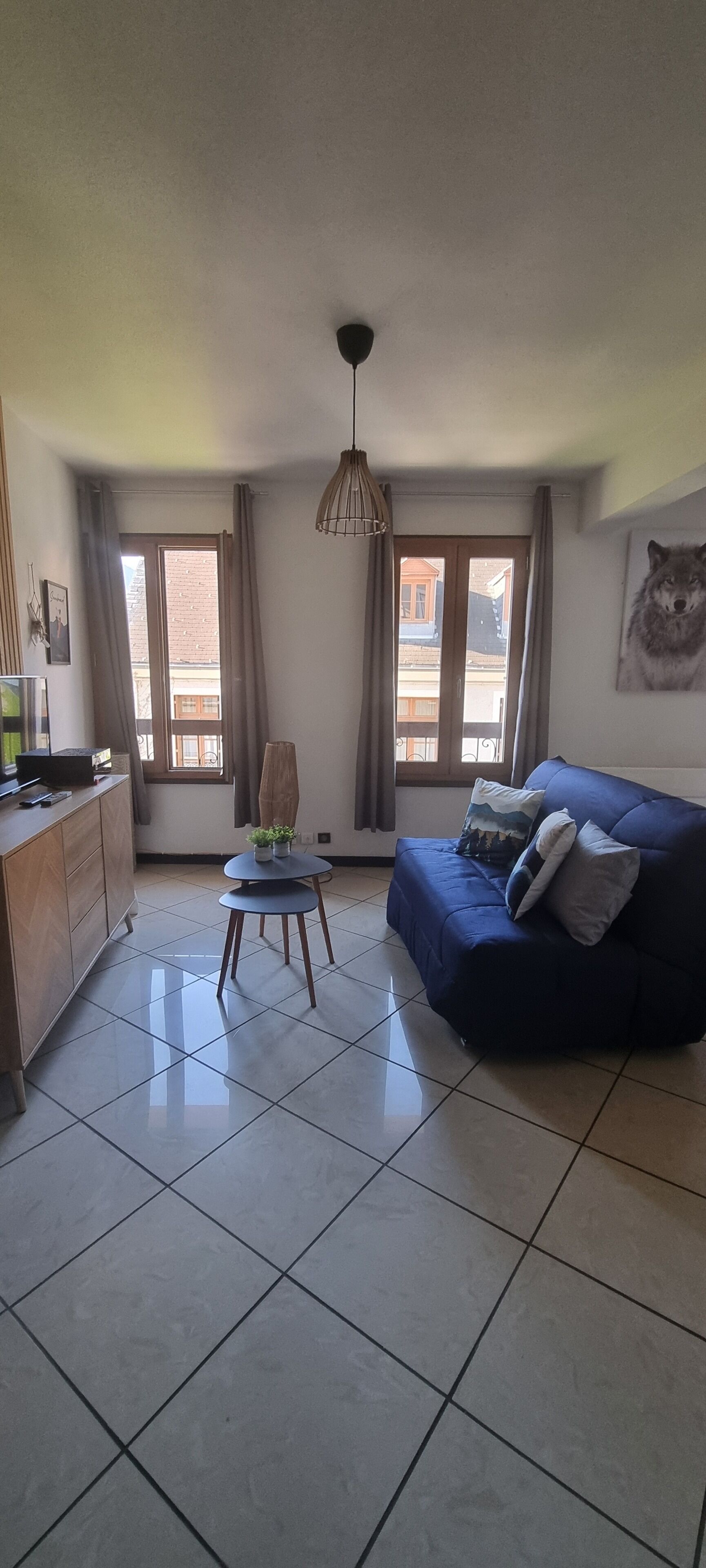 Een televisie en een filmbibliotheek