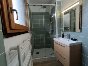 Douche, sèche-cheveux, papier toilette