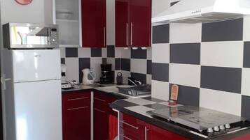 Réfrigérateur, micro-ondes, four, plaque de cuisson