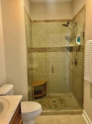 Combined shower/tub, hair dryer, towels, soap