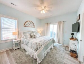 4 bedrooms, iron/ironing board, travel crib, free WiFi - Waverly Cottage - Your Topsail Island getaway (North Topsail Beach)