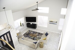 Een smart-tv, een open haard en een stereo