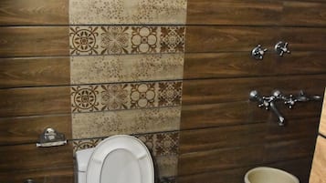 Superior Room | Bathroom | Combined shower/bathtub, free toiletries, bathrobes, towels