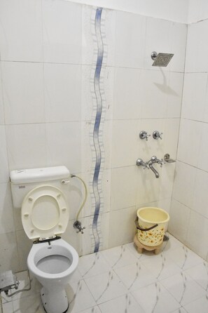 ห้องดีลักซ์ | ห้องน้ำ | ฝักบัวในอ่างอาบน้ำ, ของใช้ในห้องน้ำฟรี, เสื้อคลุมอาบน้ำ, ผ้าเช็ดตัว