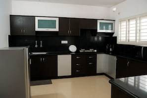 Réfrigérateur, micro-ondes (sur demande), plaque de cuisson