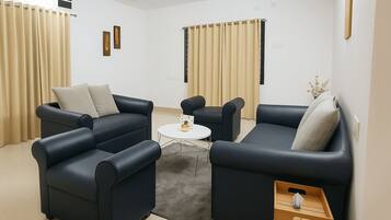 40-tums LCD-tv med kabelkanaler och tv