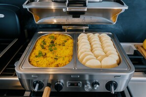 朝食 (ビュッフェ)、毎日提供 (無料)