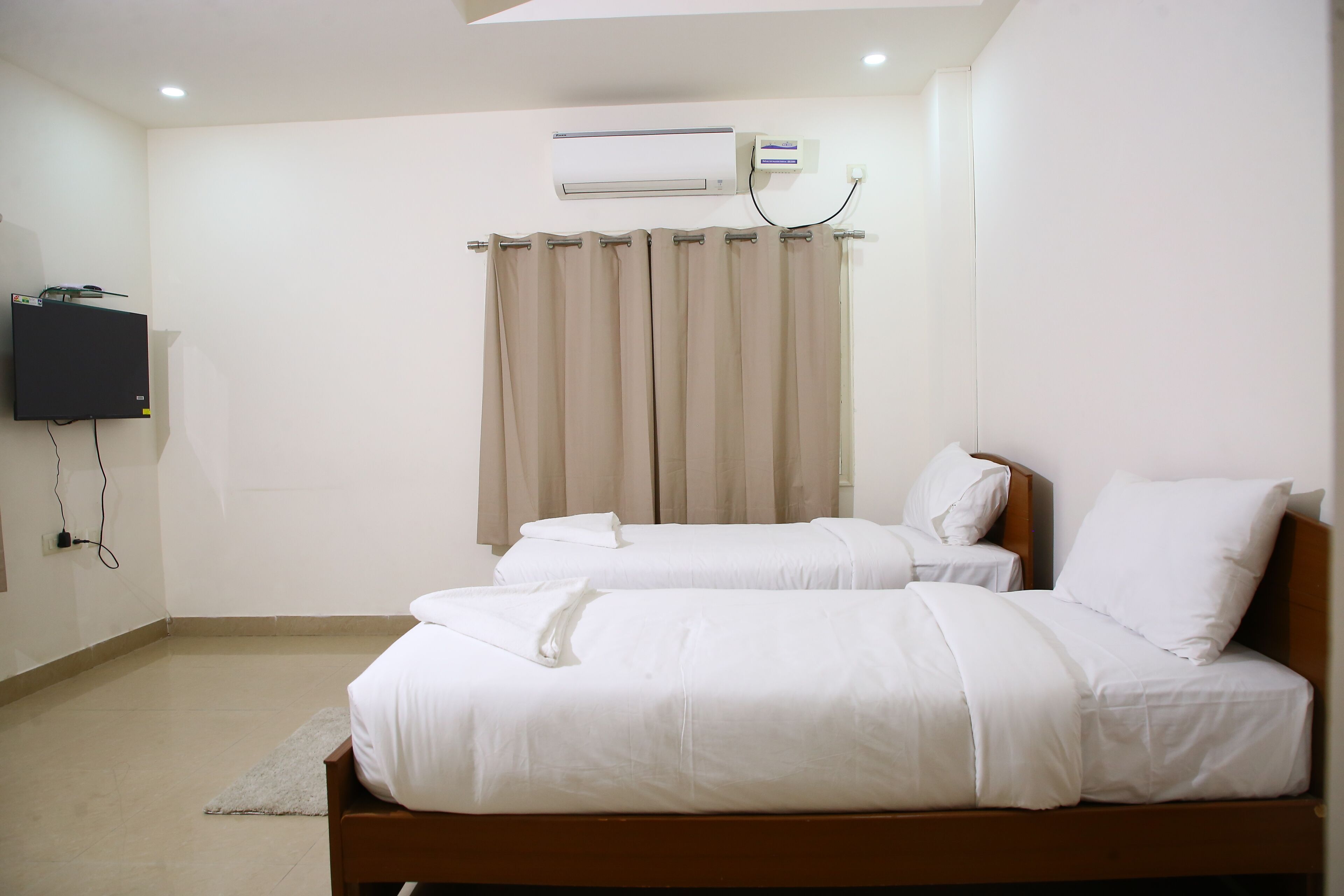 Edredón, minibar y caja de seguridad en la habitación 