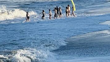 PĂ„ stranden och solstolar