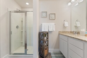 Ducha y bañera combinadas, toallas y jabón