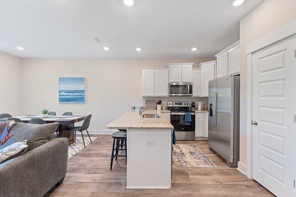 Refrigerador, microondas, horno y parrilla de estufa 