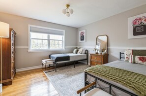 6 bedrooms, desk, WiFi, bed sheets