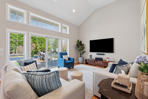 TV connectée, livres, chaîne hi-fi, espaces bureaux