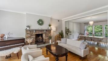 Smart TV, libros, estéreo y oficina