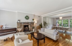 Smart TV, books, stereo, offices