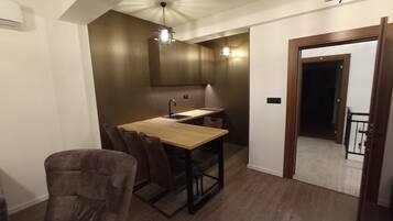 Exclusive Studio Suite | Private kitchen | Fridge, high chair, cookware/dishes/utensils, freezer