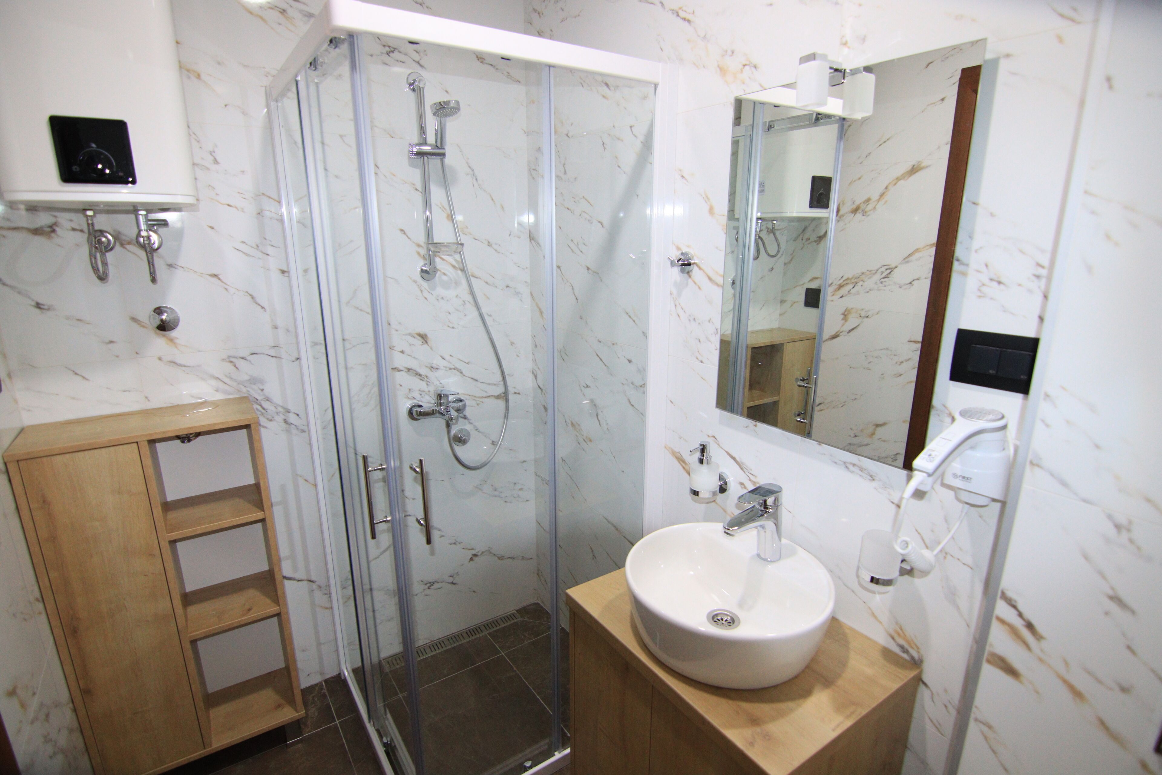 Exklusiv lägenhet | Badrum | Dusch, gratis toalettartiklar, hårtork och handdukar