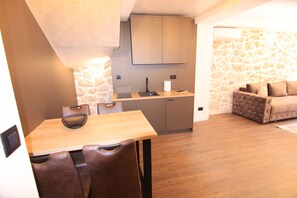 Apartamento Grand | Zona de estar | Smart TV de 42 pulgadas con canales digitales, una televisión