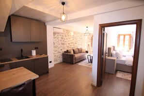 Grand Apartment | Living area | 42-inch Smart TV with digital channels, TV, printers - Apart hotel Fantasia (Cetinje)