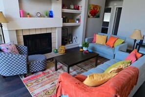 Smart TV y chimenea 