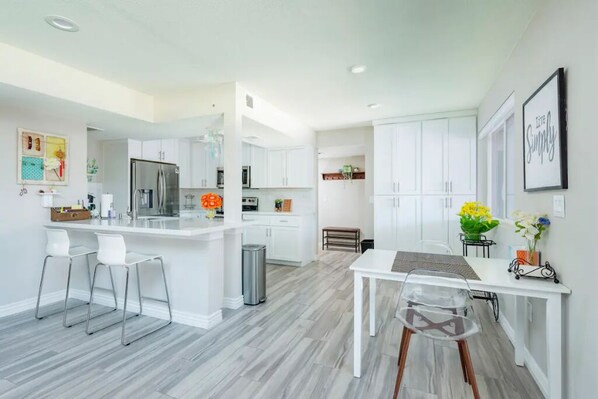 Réfrigérateur, micro-ondes, four, plaque de cuisson