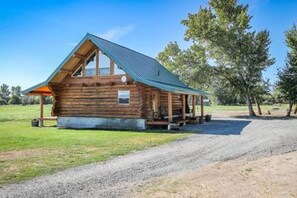 Exterior - Hill Cabin Hideaway, Romantic! Country Cabin for 2 (North Powder)