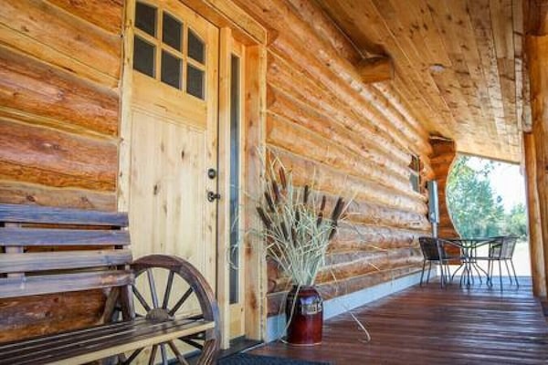 Inviting front entrance to this adorable cabin!