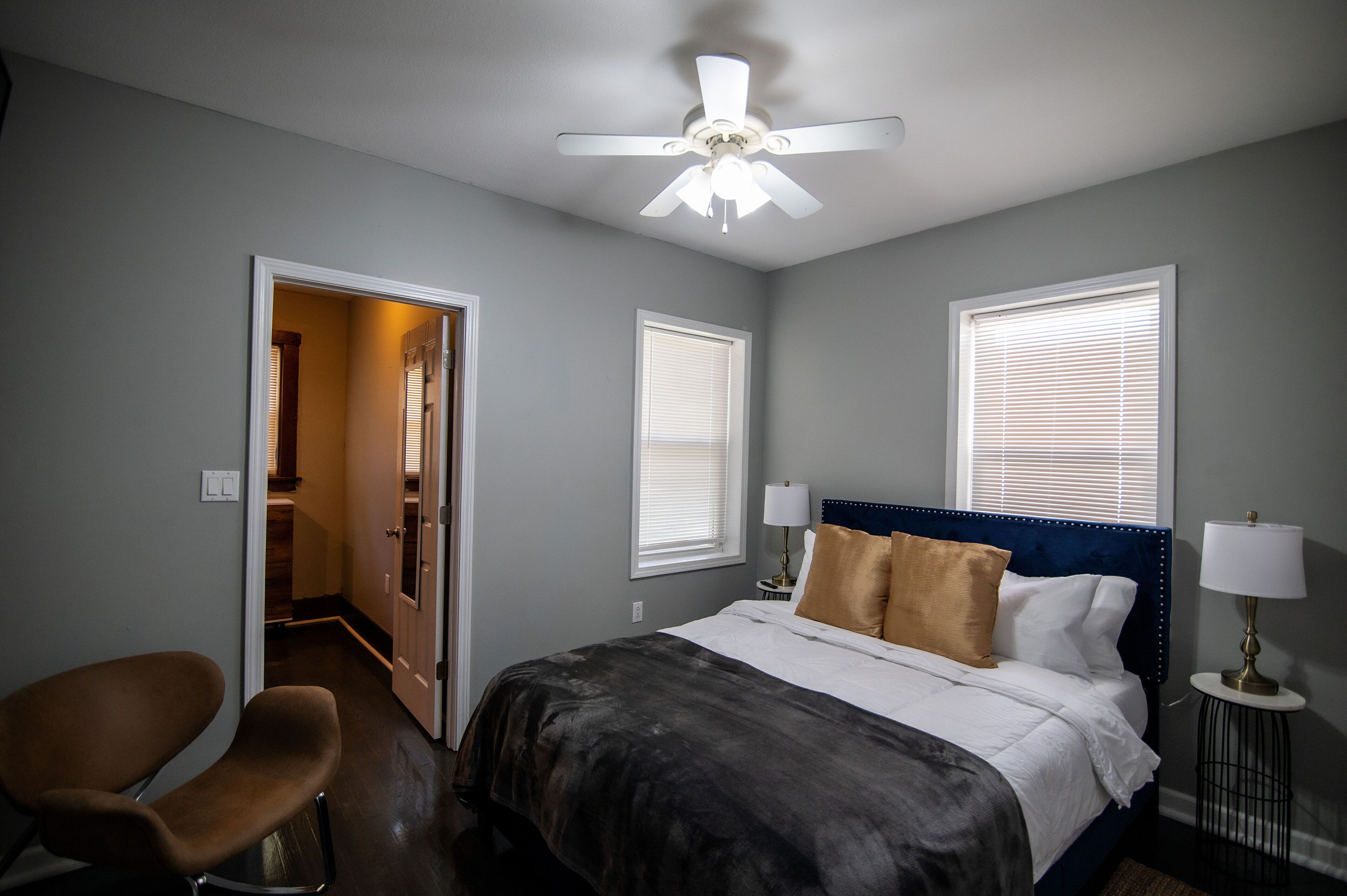 3 habitaciones, escritorio y tabla de planchar con plancha 