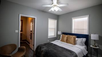 3 quartos, escrivaninha, ferros/tábuas de passar roupa, berço de viagem