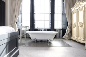 2 bedrooms, iron/ironing board, WiFi, bed sheets - Contemporary Flat in the New Town (Edinburgh)