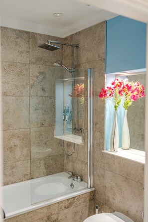 Dusj, hårføner og håndklær