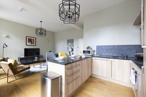 Fridge, microwave, oven, stovetop - Luxury Apartment on the Royal Mile (Edinburgh)