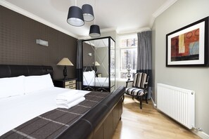 1 bedroom, iron/ironing board, WiFi, bed sheets - Luxury Apartment on the Royal Mile (Edinburgh)