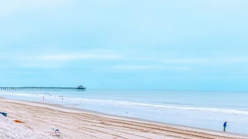 在海滩、沙滩椅