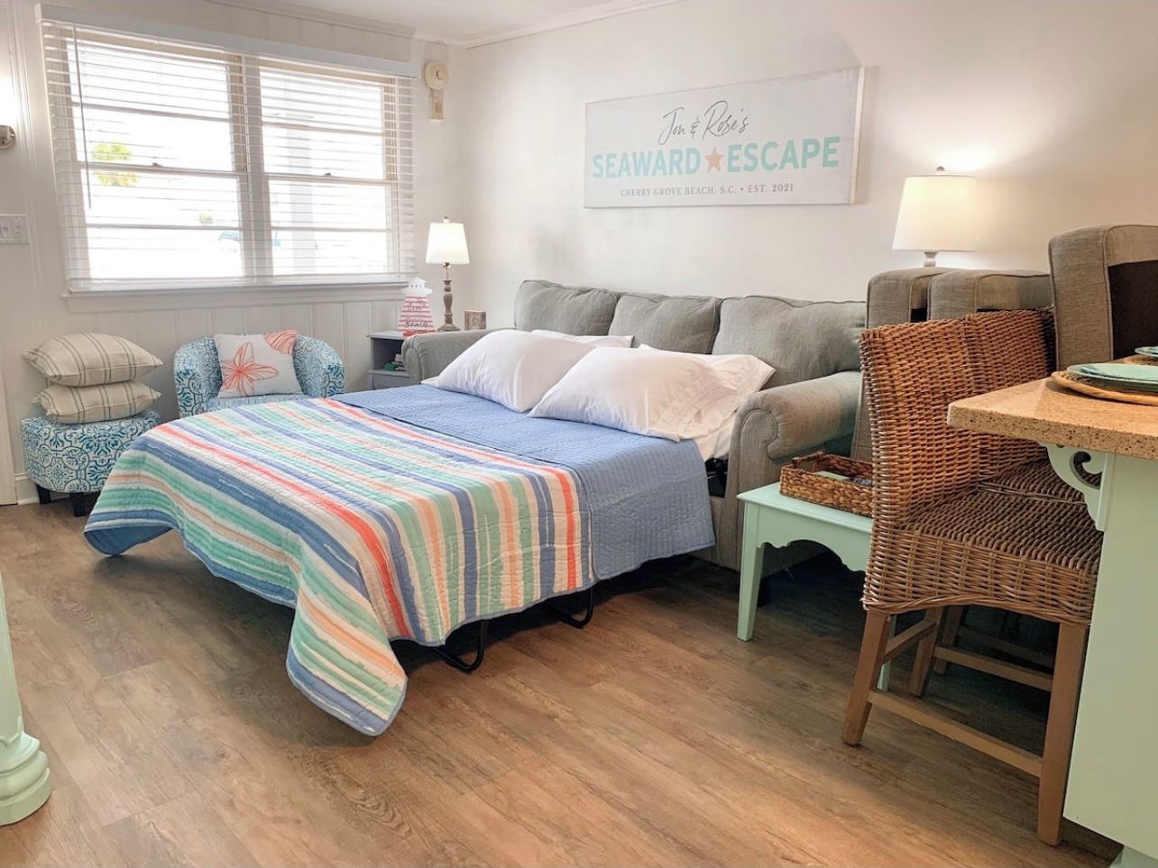 Une chambre à coucher avec un lit, un bureau, une chaise et une fenêtre.