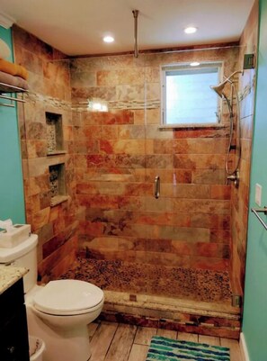 Dusche, Haartrockner, Handtücher, Seife
