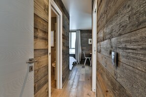 2 chambres, bureau, fer et planche à repasser, lit parapluie