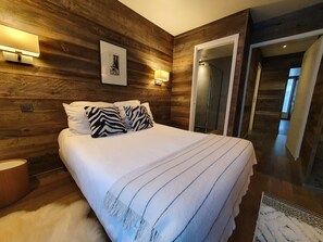 2 slaapkamers, een bureau, een strijkplank/strijkijzer, reisbedje