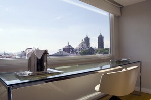 أغطية فراش متميزة وخزنة داخل الغرفة وتجهيزات عازلة للصوت وواي فاي مجانًا