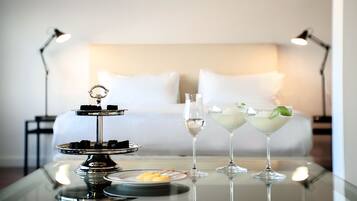 Habitación doble junior | Ropa de cama de alta calidad y caja de seguridad en la habitación