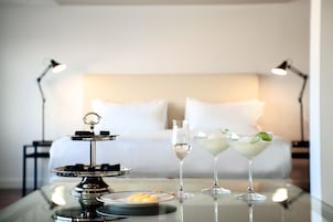 Junior tweepersoonskamer | Luxe beddengoed, een kluis op de kamer, geluiddichte muren, gratis wifi