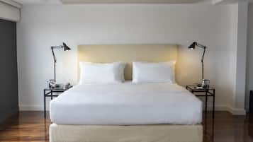 Habitación doble junior | Ropa de cama de alta calidad y caja de seguridad en la habitación