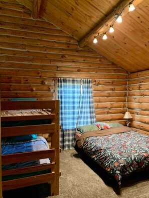 4 bedrooms, desk, free WiFi, bed sheets