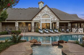 Outdoor pool - Spacious and centrally located (Dallas)