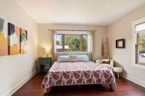 4 bedrooms, desk, free WiFi, bed sheets